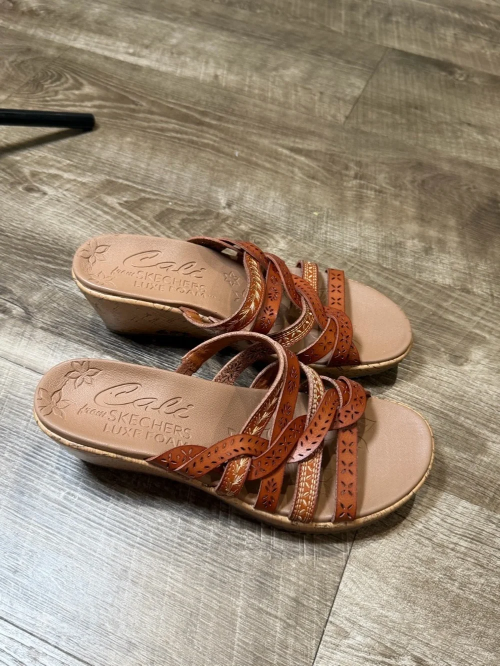 Skechers Beverlee Women’s Tiger Posse Slip On Brown Strappy Wedge Sandals Size 8 - Picture 2 of 6